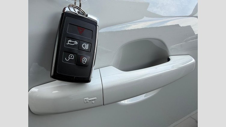 2019 認定中古車 Jaguar E-Pace Fuji White 2.0 litre i4D Diesel センサリー・パフォーマンス・エディション