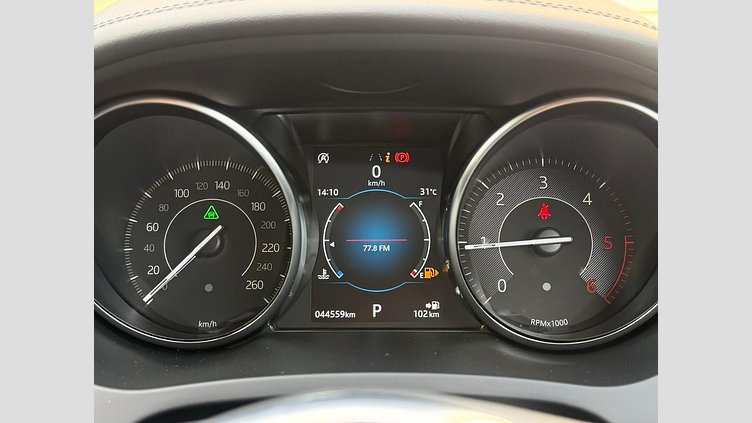 2019 認定中古車 Jaguar E-Pace Fuji White 2.0 litre i4D Diesel センサリー・パフォーマンス・エディション