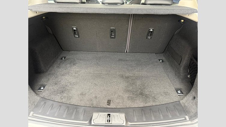 2019 認定中古車 Jaguar E-Pace Fuji White 2.0 litre i4D Diesel センサリー・パフォーマンス・エディション