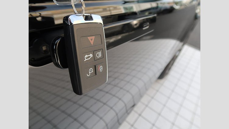 2024 認定中古車 Land Rover Range Rover Velar サントリーニブラック D200マイルドハイブリッド（ディーゼル） スタンダードホイールベース Dynamic SE