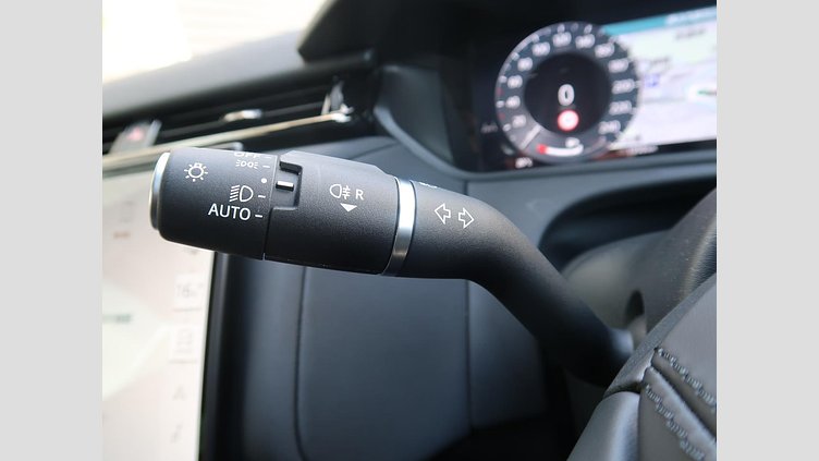 2024 認定中古車 Land Rover Range Rover Velar サントリーニブラック D200マイルドハイブリッド（ディーゼル） スタンダードホイールベース Dynamic SE