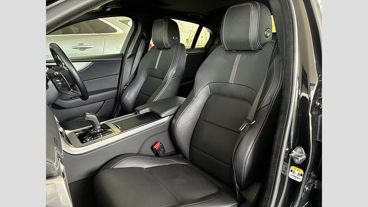 2023 認定中古車 Jaguar XE Santorini Black 2.0 litre i4D R-Dynamic S D200