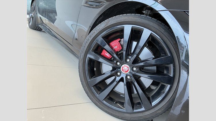 2023 認定中古車 Jaguar XE Santorini Black 2.0 litre i4D R-Dynamic S D200