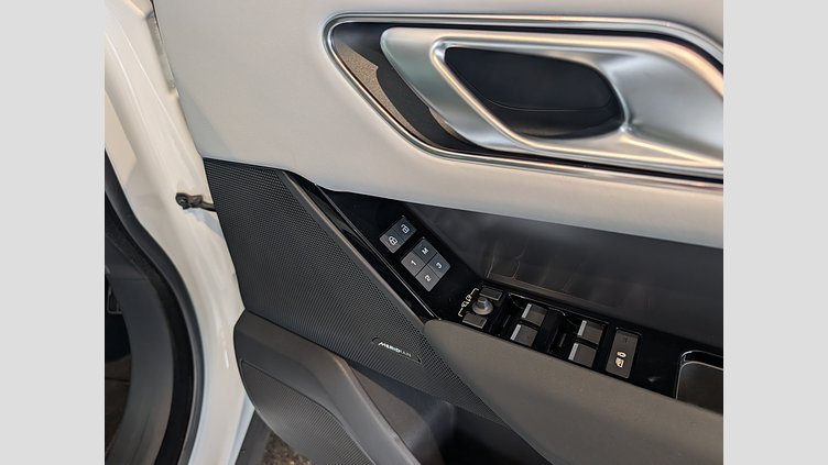 2024 認定中古車 Land Rover Range Rover Velar フジホワイト D200マイルドハイブリッド（ディーゼル） スタンダードホイールベース Dynamic SE