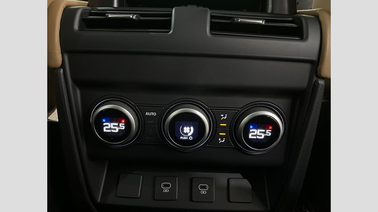 2024 認定中古車 Land Rover Defender 130 シリコンシルバー D350 ディーゼルマイルドハイブリッド X-Dynamic SE