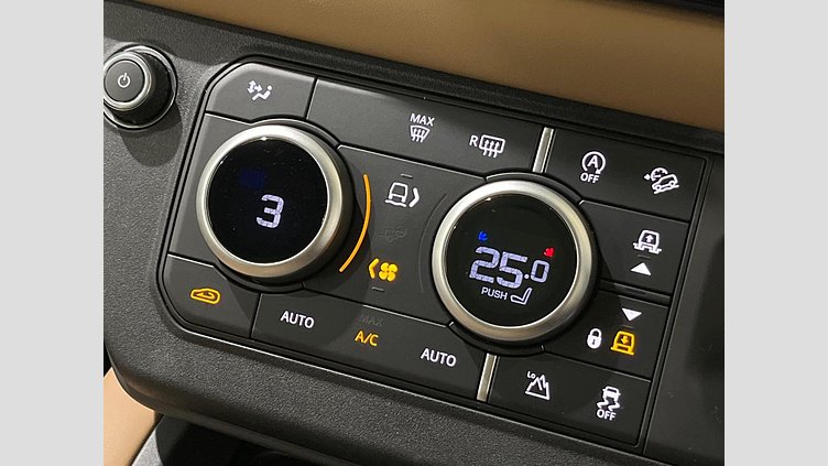 2024 認定中古車 Land Rover Defender 130 シリコンシルバー D350 ディーゼルマイルドハイブリッド X-Dynamic SE