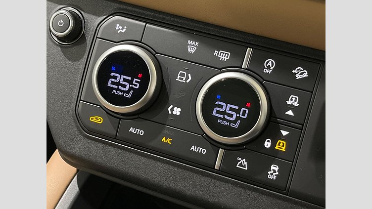 2024 認定中古車 Land Rover Defender 130 シリコンシルバー D350 ディーゼルマイルドハイブリッド X-Dynamic SE