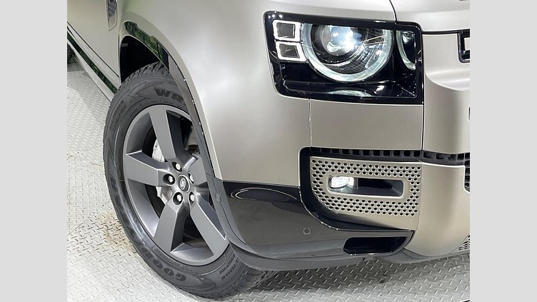2024 認定中古車 Land Rover Defender 130 シリコンシルバー D350 ディーゼルマイルドハイブリッド X-Dynamic SE
