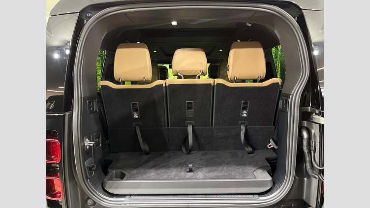2024 認定中古車 Land Rover Defender 130 シリコンシルバー D350 ディーゼルマイルドハイブリッド X-Dynamic SE