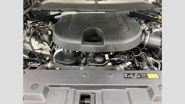 2024 認定中古車 Land Rover Defender 130 シリコンシルバー D350 ディーゼルマイルドハイブリッド X-Dynamic SE