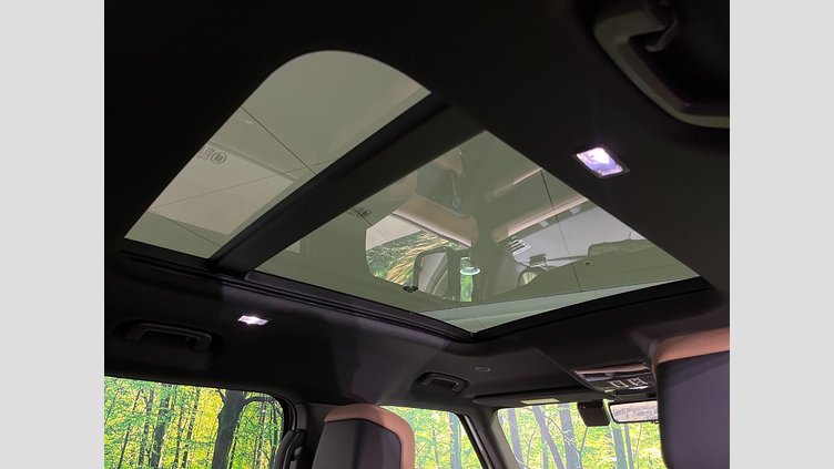 2024 認定中古車 Land Rover Defender 130 シリコンシルバー D350 ディーゼルマイルドハイブリッド X-Dynamic SE