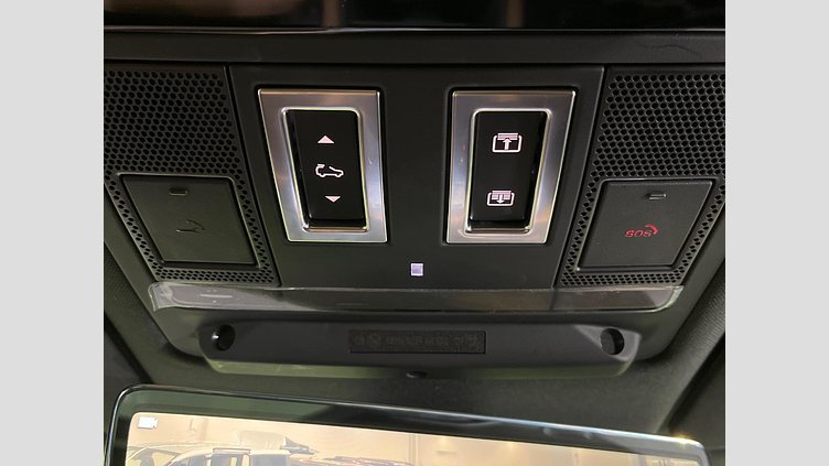 2024 認定中古車 Land Rover Defender 130 シリコンシルバー D350 ディーゼルマイルドハイブリッド X-Dynamic SE
