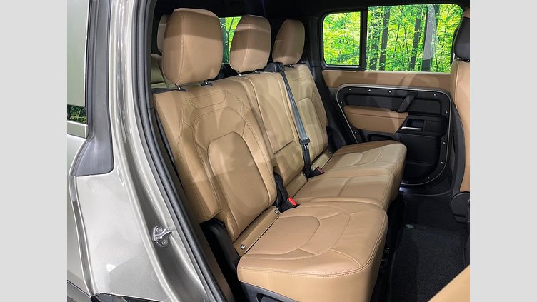 2024 認定中古車 Land Rover Defender 130 シリコンシルバー D350 ディーゼルマイルドハイブリッド X-Dynamic SE