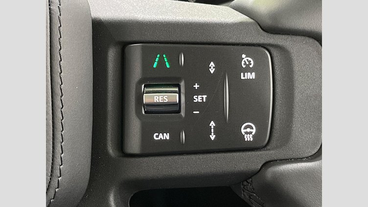 2025 認定中古車 Land Rover Defender 110 ウールストーングリーン P300e プラグインハイブリッド X-Dynamic HSE