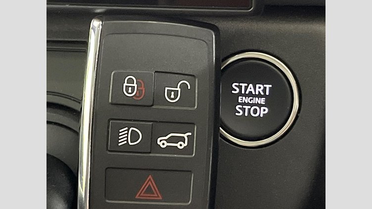 2025 認定中古車 Land Rover Defender 110 ウールストーングリーン P300e プラグインハイブリッド X-Dynamic HSE