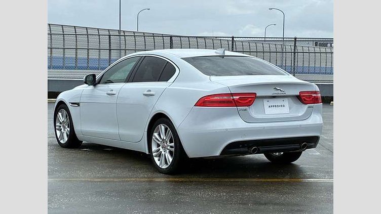 2017 認定中古車 Jaguar XE ユーロン ホワイト 2.0L プレステージ