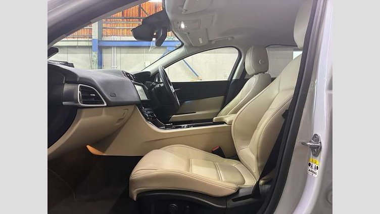 2017 認定中古車 Jaguar XE ユーロン ホワイト 2.0L プレステージ