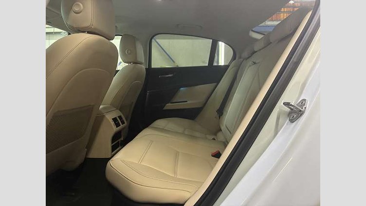 2017 認定中古車 Jaguar XE ユーロン ホワイト 2.0L プレステージ
