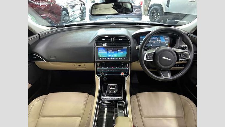 2017 認定中古車 Jaguar XE ユーロン ホワイト 2.0L プレステージ