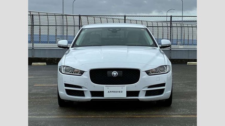 2017 認定中古車 Jaguar XE ユーロン ホワイト 2.0L プレステージ
