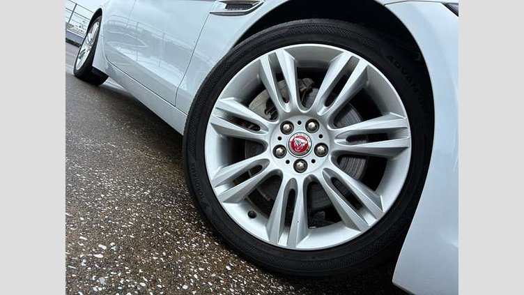 2017 認定中古車 Jaguar XE ユーロン ホワイト 2.0L プレステージ