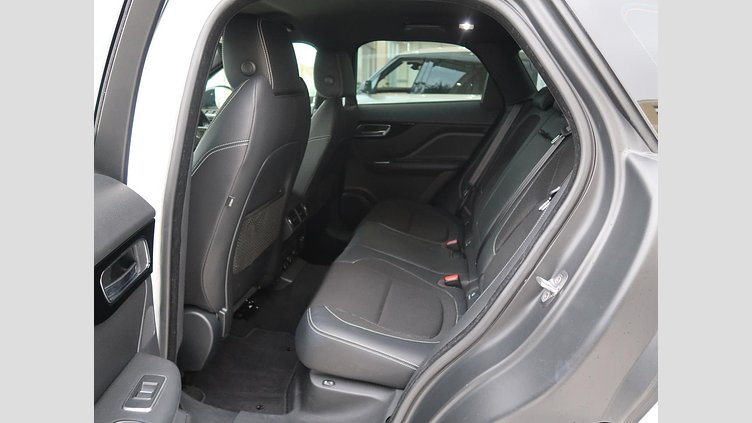 2016 認定中古車 Jaguar F-Pace Fuji White シートヒーター　パワーテールゲート　パドルシフト　LEDヘッドライト　ブラックパック Ｒ－スポーツ