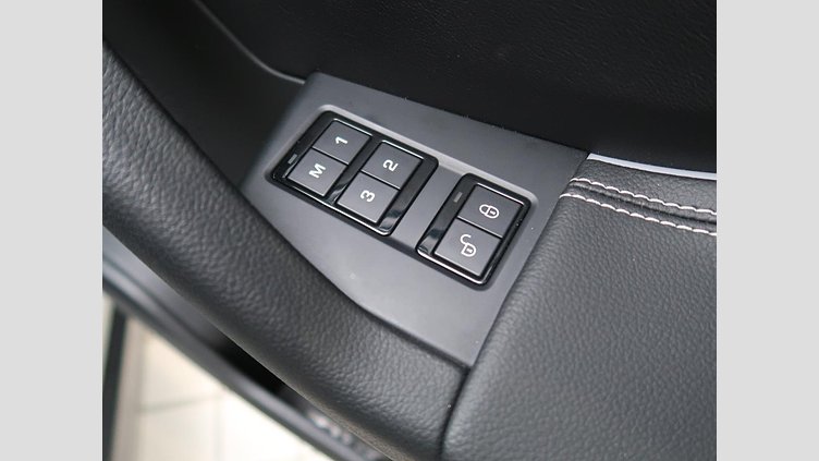 2016 認定中古車 Jaguar F-Pace Fuji White シートヒーター　パワーテールゲート　パドルシフト　LEDヘッドライト　ブラックパック Ｒ－スポーツ