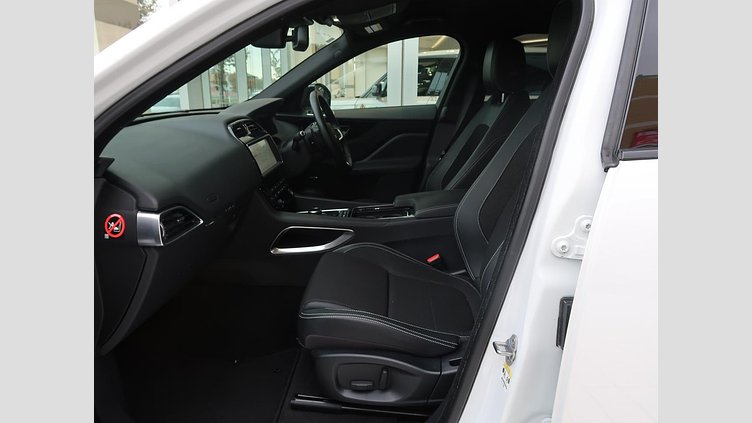 2016 認定中古車 Jaguar F-Pace Fuji White シートヒーター　パワーテールゲート　パドルシフト　LEDヘッドライト　ブラックパック Ｒ－スポーツ