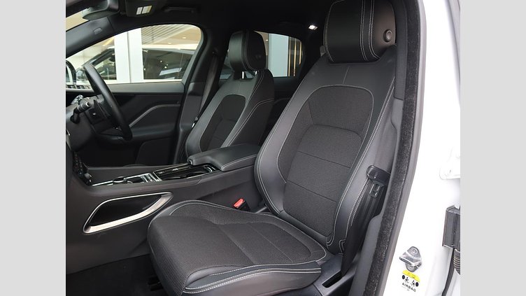 2016 認定中古車 Jaguar F-Pace Fuji White シートヒーター　パワーテールゲート　パドルシフト　LEDヘッドライト　ブラックパック Ｒ－スポーツ