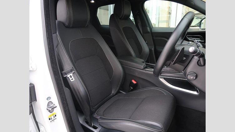 2016 認定中古車 Jaguar F-Pace Fuji White シートヒーター　パワーテールゲート　パドルシフト　LEDヘッドライト　ブラックパック Ｒ－スポーツ