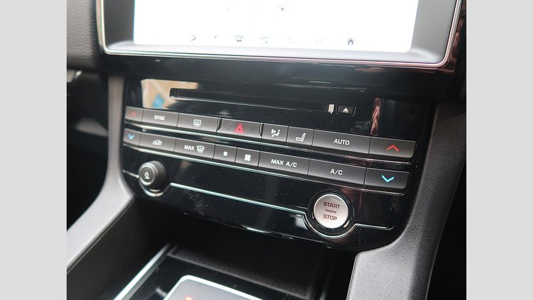 2016 認定中古車 Jaguar F-Pace Fuji White シートヒーター　パワーテールゲート　パドルシフト　LEDヘッドライト　ブラックパック Ｒ－スポーツ