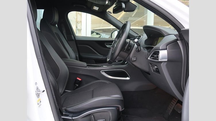 2016 認定中古車 Jaguar F-Pace Fuji White シートヒーター　パワーテールゲート　パドルシフト　LEDヘッドライト　ブラックパック Ｒ－スポーツ