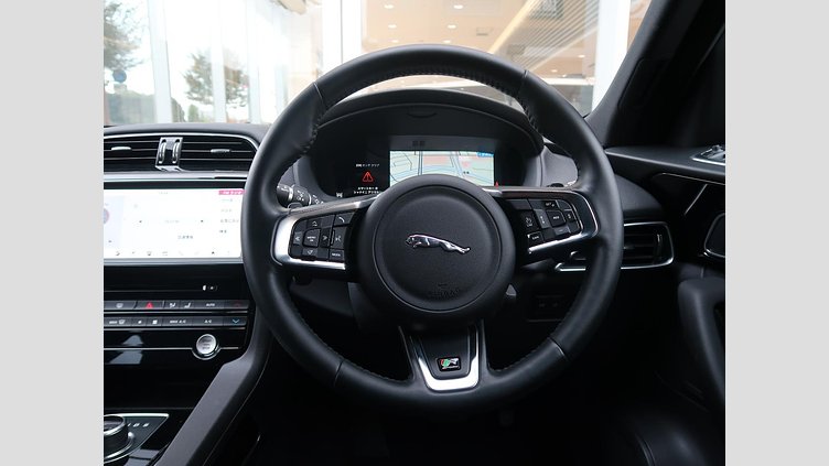 2016 認定中古車 Jaguar F-Pace Fuji White シートヒーター　パワーテールゲート　パドルシフト　LEDヘッドライト　ブラックパック Ｒ－スポーツ