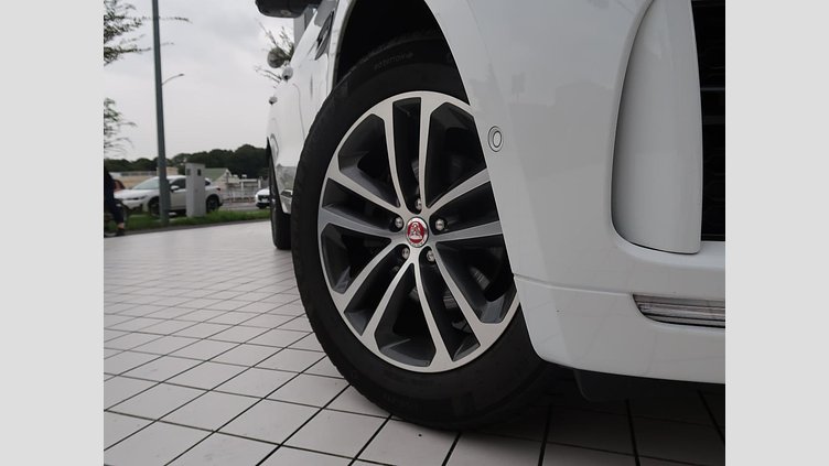 2016 認定中古車 Jaguar F-Pace Fuji White シートヒーター　パワーテールゲート　パドルシフト　LEDヘッドライト　ブラックパック Ｒ－スポーツ