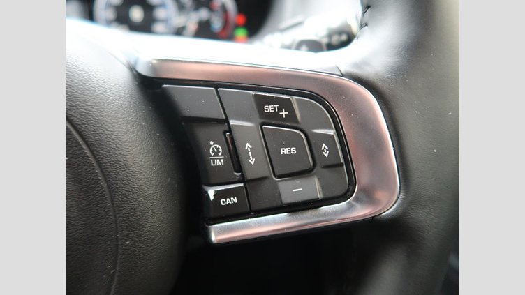 2016 認定中古車 Jaguar F-Pace Fuji White シートヒーター　パワーテールゲート　パドルシフト　LEDヘッドライト　ブラックパック Ｒ－スポーツ