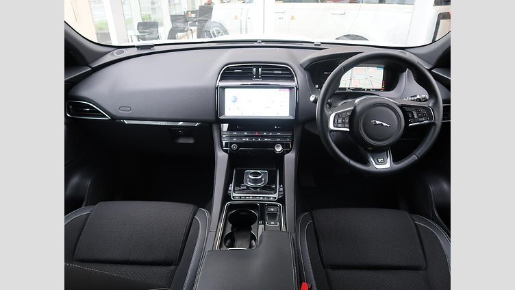 2016 認定中古車 Jaguar F-Pace Fuji White シートヒーター　パワーテールゲート　パドルシフト　LEDヘッドライト　ブラックパック Ｒ－スポーツ
