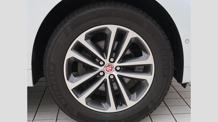 2016 認定中古車 Jaguar F-Pace Fuji White シートヒーター　パワーテールゲート　パドルシフト　LEDヘッドライト　ブラックパック Ｒ－スポーツ