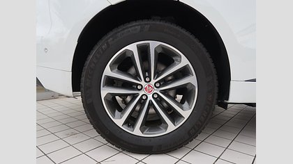 F-Pace 13