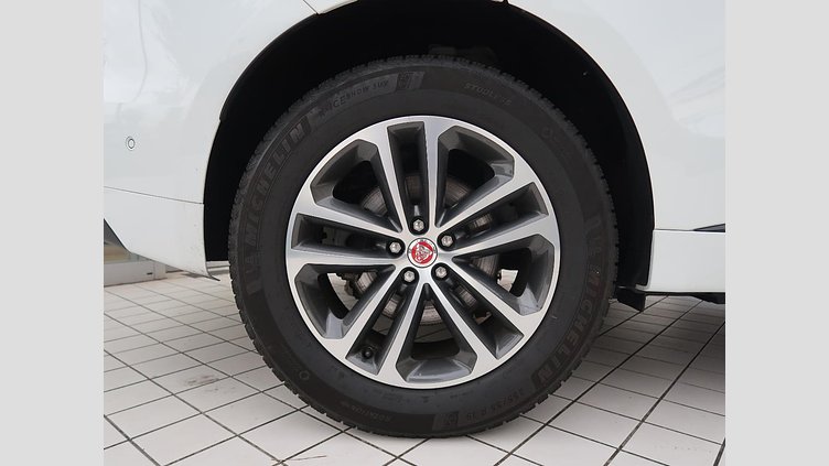 2016 認定中古車 Jaguar F-Pace Fuji White シートヒーター　パワーテールゲート　パドルシフト　LEDヘッドライト　ブラックパック Ｒ－スポーツ