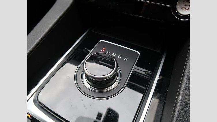 2016 認定中古車 Jaguar F-Pace Fuji White シートヒーター　パワーテールゲート　パドルシフト　LEDヘッドライト　ブラックパック Ｒ－スポーツ