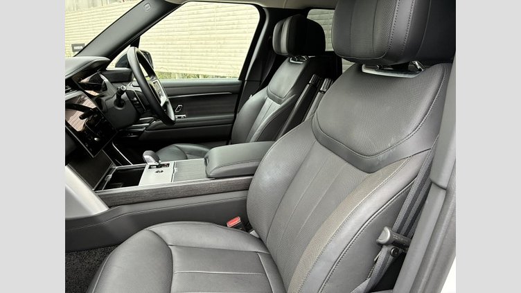 2024 認定中古車 Land Rover Range Rover オストゥーニパールホワイト（お取り扱いの有無については正規ディーラーにお問い合わせください） P550 AWD PHEV（AT） スタンダードホイールベース Autobiography