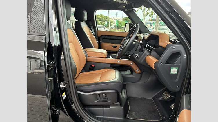 2022 認定中古車 Land Rover Defender 110 サントリーニブラック D300 AWD（AT） X