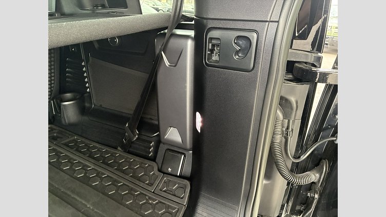 2022 認定中古車 Land Rover Defender 110 サントリーニブラック D300 AWD（AT） X