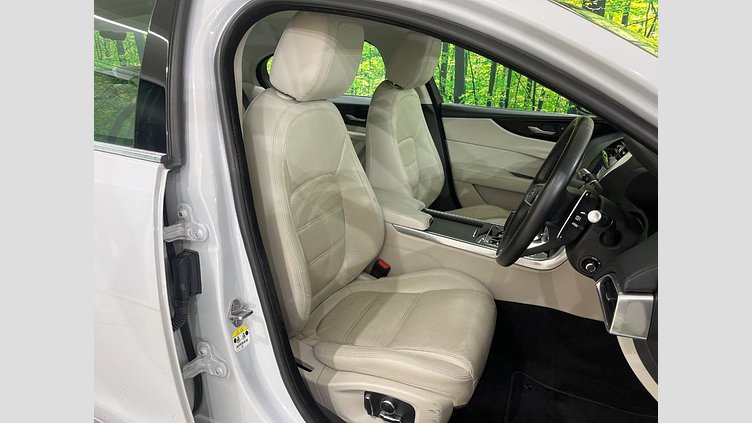 2019 認定中古車 Jaguar XE ユーロンホワイト D180 AWD AUTOMATIC 4 door Saloon SE
