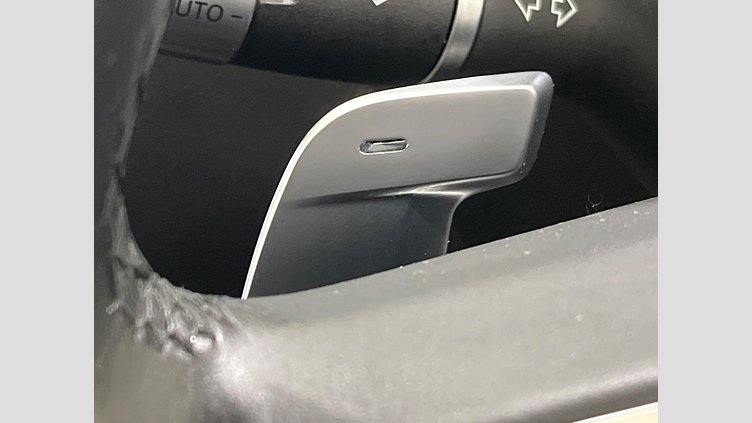 2019 認定中古車 Jaguar XE ユーロンホワイト D180 AWD AUTOMATIC 4 door Saloon SE