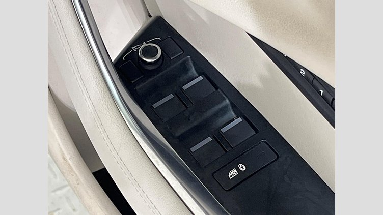 2019 認定中古車 Jaguar XE ユーロンホワイト D180 AWD AUTOMATIC 4 door Saloon SE
