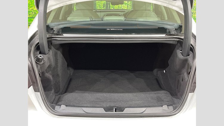 2019 認定中古車 Jaguar XE ユーロンホワイト D180 AWD AUTOMATIC 4 door Saloon SE