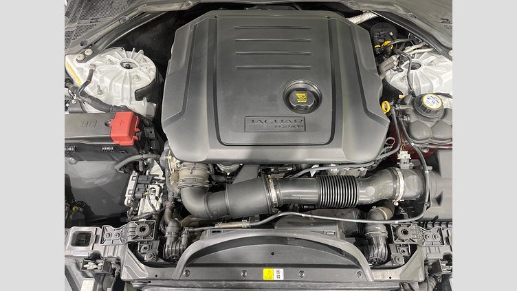 2019 認定中古車 Jaguar XE ユーロンホワイト D180 AWD AUTOMATIC 4 door Saloon SE