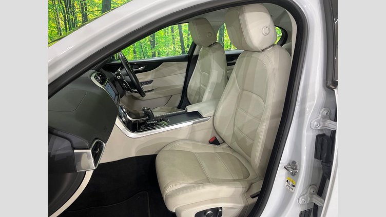 2019 認定中古車 Jaguar XE ユーロンホワイト D180 AWD AUTOMATIC 4 door Saloon SE