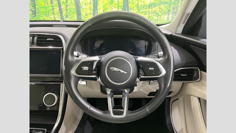 2019 認定中古車 Jaguar XE ユーロンホワイト D180 AWD AUTOMATIC 4 door Saloon SE
